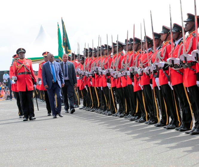 Rais na Amiri Jeshi Mkuu Dkt. John Pombe Magufuli atunuku Kamisheni kwa Maafisa wapya 